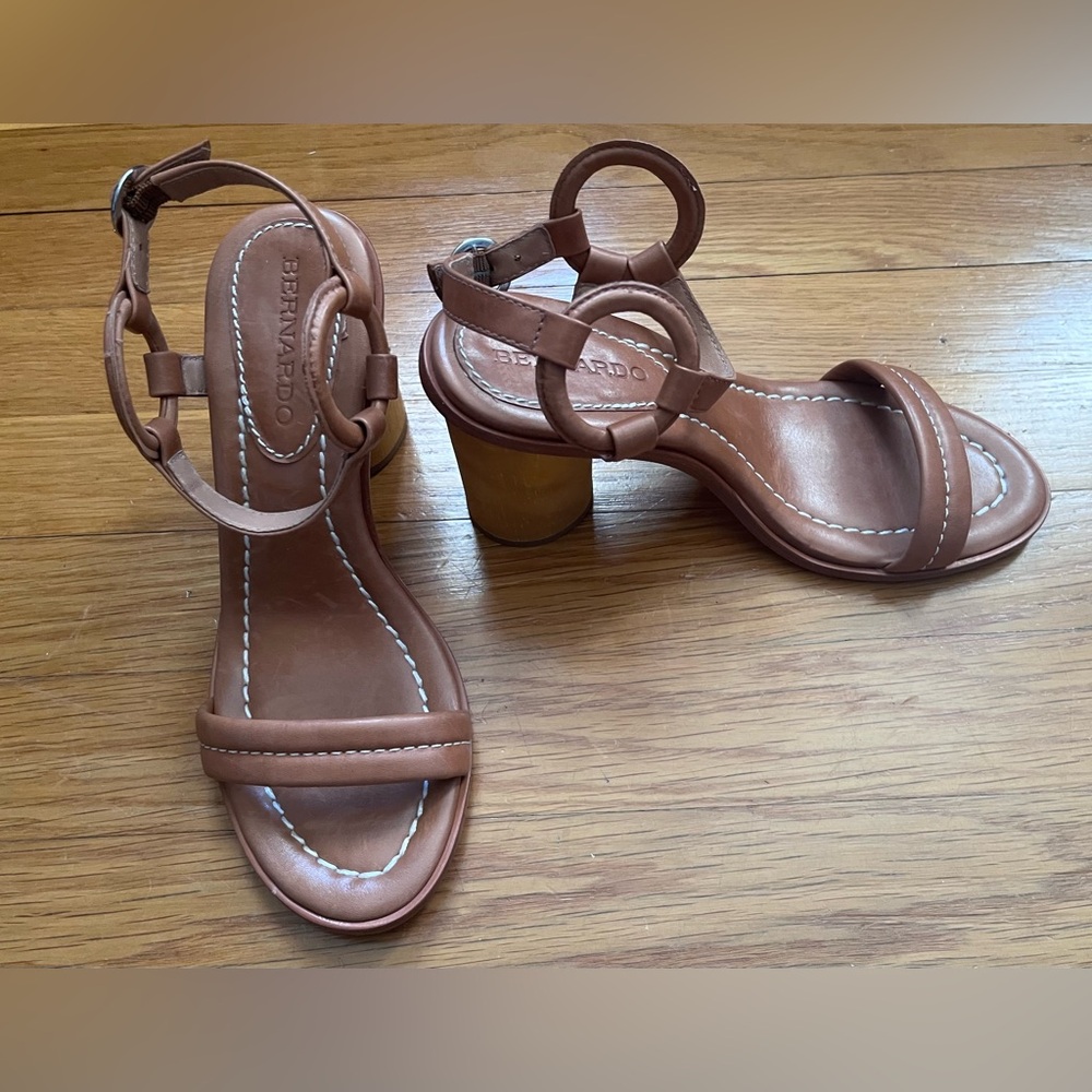 Bernardo Harlow Brown Leather Block Heel Sandals - Size 7 - Picture 2 of 10